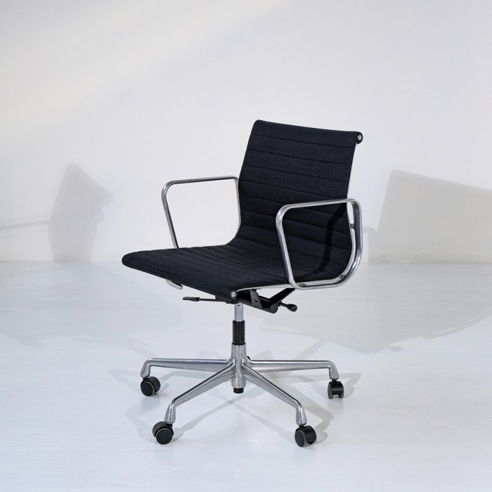 Vitra - Charles Eames, Ray Eames - 办公椅 - EA 117 - 纺织品, 钢