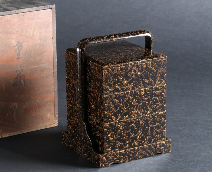 Three-Tiered Stacking Jubako Box with Wooden Box - Boîte - Laque Tsugaru-nuri