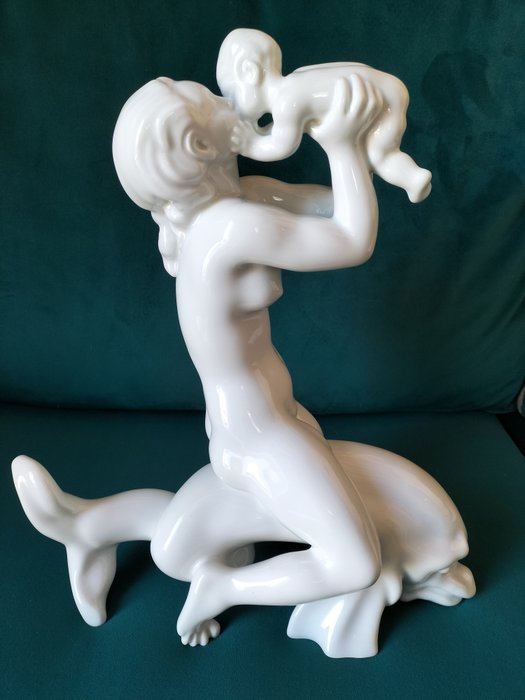 Bing & Grondahl - Kai Nielsen - Figuriini - Woman Kissing Child - Posliini