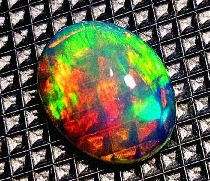 Pas de prix de réserve : Opale de feu d'Ethiopie de 2,09 carats . - Hauteur : 11.3 mm - Largeur : 8.8 mm- 0.42 g - (1)
