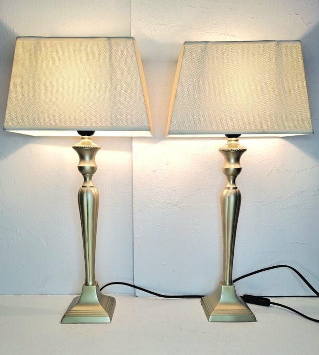 Lampe de table - Deux lampes de table - pied en métal doré et abat-jour crème