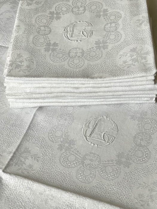  (10) 法式桌布。 10张漂亮的旧餐巾。 “CL”字母组合。手工刺绣。 - 餐巾