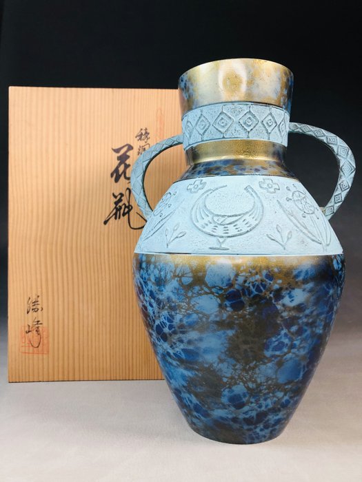Vase - Bronze, Vase mit Blumen- und Vogelmotiv und Aufschrift „Rundohr“ – 勝峰 Katsumine – Takaoka-Kupferwaren - Japan