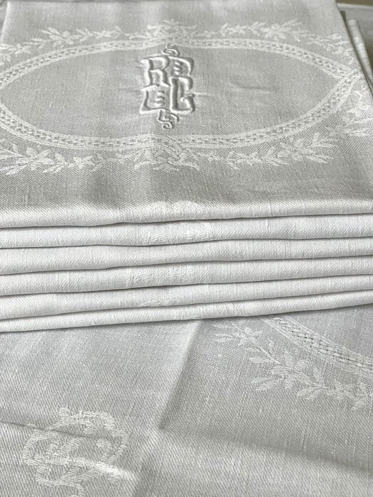 法式桌布。 7 漂亮的旧餐巾。手工刺绣字母组合。 - 餐巾 (7)  - 72 cm - 63 cm