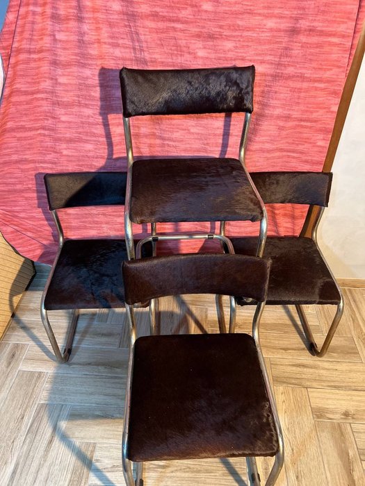 Stuhl - Stahl, Set aus vier Loungesesseln aus Rindsleder