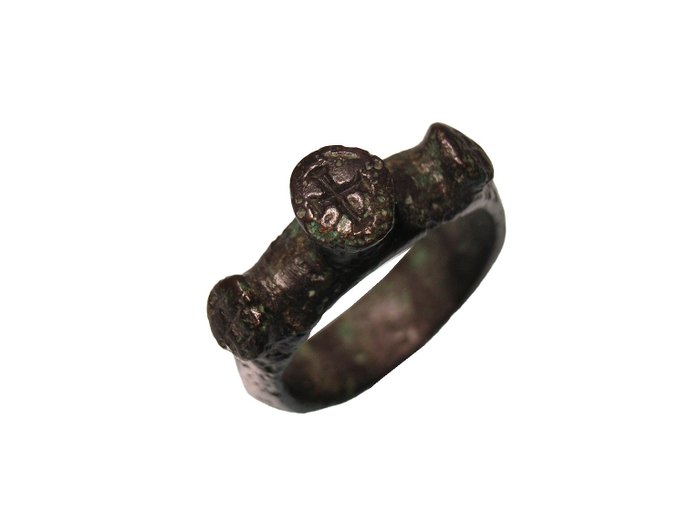 Middeleeuwen, kruisvaardersperiode Zegelring met drie kruissymbolen, vingerring van brons, middeleeuwse Byzantijnse zeldzaamheid Ring