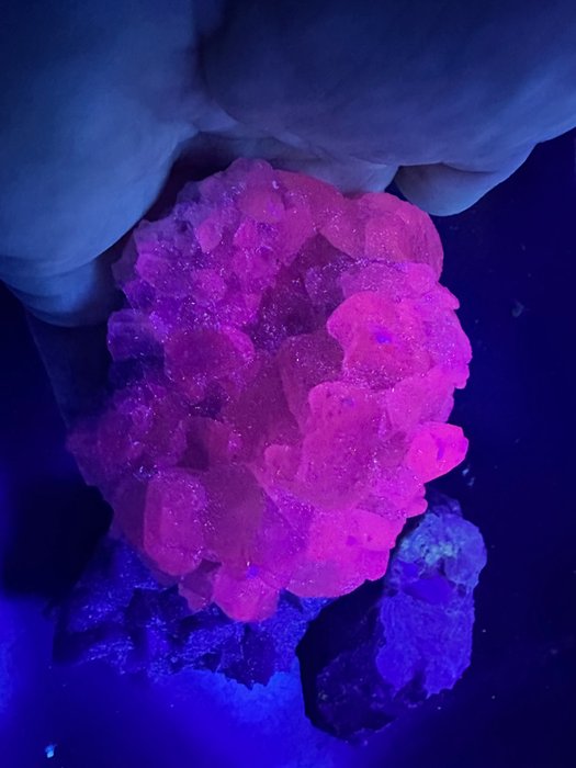 UV-actief calcietkristal met pyriet. Kristalcluster - Hoogte: 95 mm - Breedte: 70 mm- 320 g