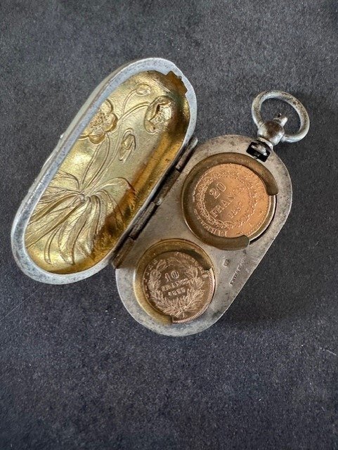   Magnifique porte-louis contenant une 10 Francs et une 20 Francs en or