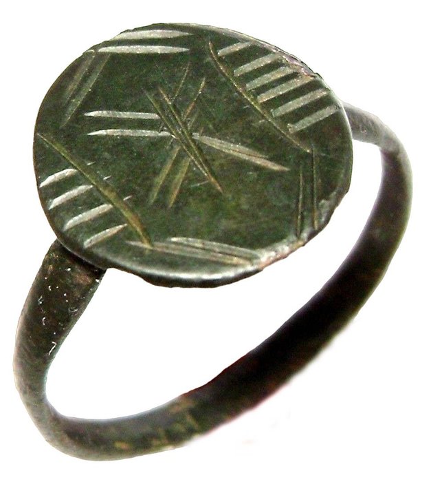 Bronce, -anillo con bisel bellamente decorado con enigmáticos patrones , 24 mm-siglos 9º al 11º DC - Anillo