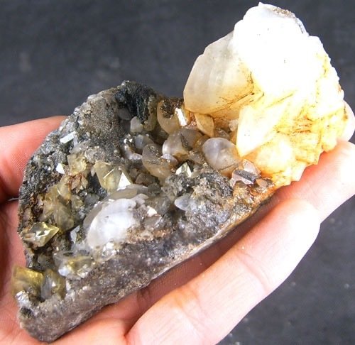 Sehr helle goldene Barytkristalle mit Calcit und Pyrit. Kristallcluster - Höhe: 110 mm - Breite: 63 mm- 220 g