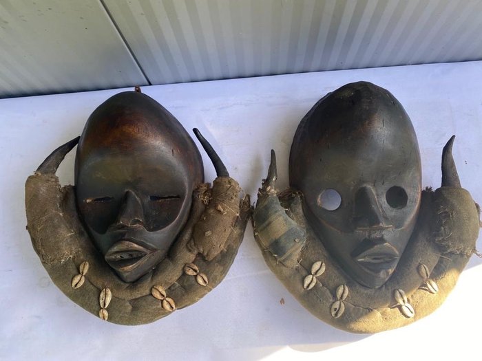 Dan-Nguere - (Mahogni Tre / Skjell / Tusk Horn) - Afrikansk maske - DanNguere Subtribe - 32 cm