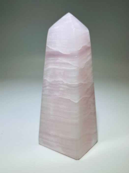 -NO RESERVE - AAA+ Mangano Calcite - Tower - Obelisk - UV Flourescent -Natural Stone - Healing Stone - Perfect Decor - New Find 2020 - Höhe: 130 mm - Breite: 50 mm- 463 g - (1)