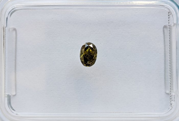 Nincs minimálár - 1 pcs Gyémánt  (Természetes színű)  - 0.12 ct - Ovális - Fancy deep Sárgás Zöld - SI2 - Nemzetközi Gemmológiai Intézet (IGI)