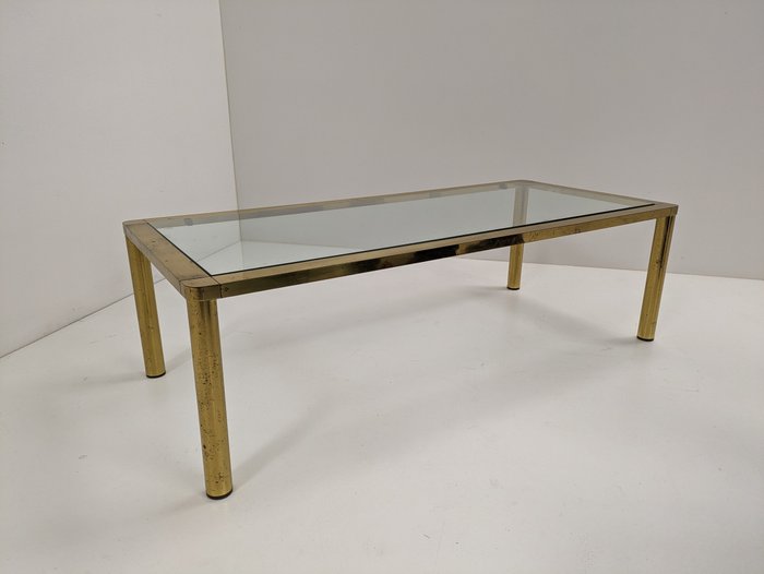 Stół środkowy - Stolik kawowy o mosiężnej konstrukcji i przezroczystym szklanym blacie