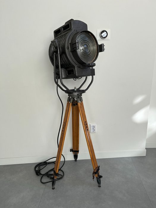 ARRI - Floor lamp - 2KW on wooden tripod - Iron (cast/wrought)
