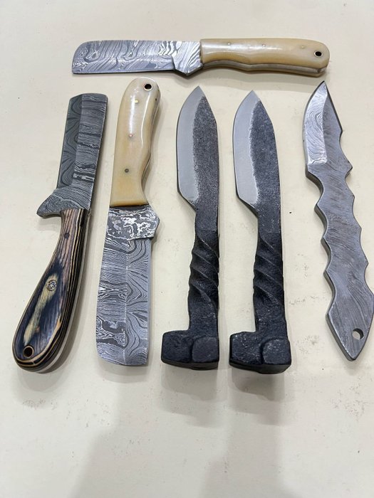 Kjøkkenkniv - Utility knife -  Special Craft En samling gotiske og spøkeinspirerte osteskjærekniver - Laminert stål naturlig tre - Nord-Amerika