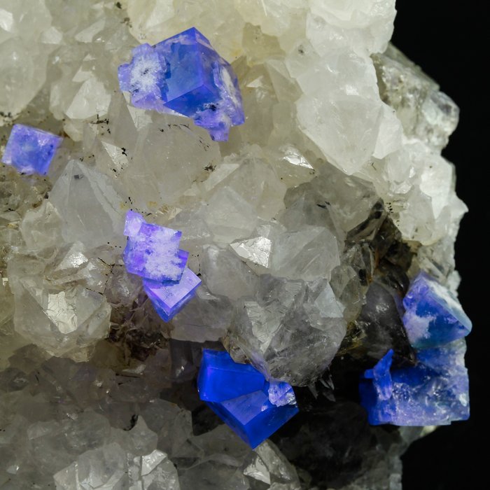 UV-aktiver Fluorit onQuartz Kristalle - Höhe: 9 cm - Breite: 7.4 cm- 319 g