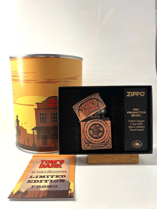 Zippo - Zippo Tom’s Bank copper PROMO! - Taschenfeuerzeug - Emaille, Holz, Messing, Versilbert -  (1)