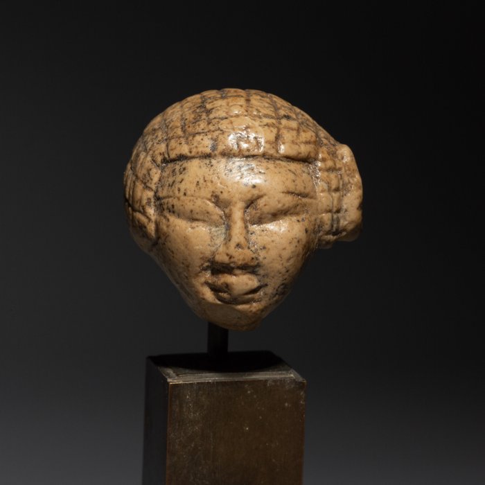 古埃及 石灰岩 妃子頭像雕塑殘片。西元前 664-332 年晚期。 3.6 公分高。西班牙進口