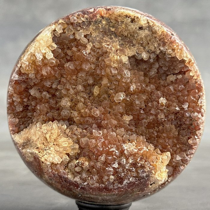 INGEN RESERVEPRIS - Fantastisk gul krystall Kule på et tilpasset trestativ- 1800 g