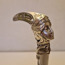 Janvier Quercia – sculptuur, Femme au casque, émail translucide – 7 cm – .925 zilver – 1900