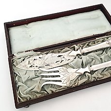 Antiek visserveerbestek met zilveren heft in originele etui, ca. 1875 – Serveerset voor vis (2) – .800 zilver