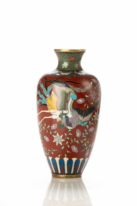 Vase - Emaille, Eine Cloisonné-Vase mit dunkelrotem Hintergrund und polychromer Emaille mit Darstellung eines Phönix - Japan - Meiji Periode (1868-1912)