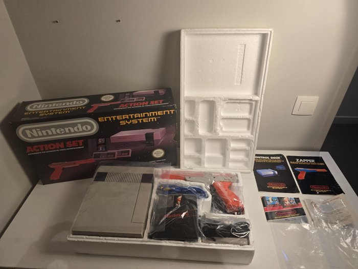 Nintendo NES ACTION SET 1985  Boxed with inlay, poster, guarantee, zapper - Beautiful - Set med tv-spelkonsol + spel - I originallåda