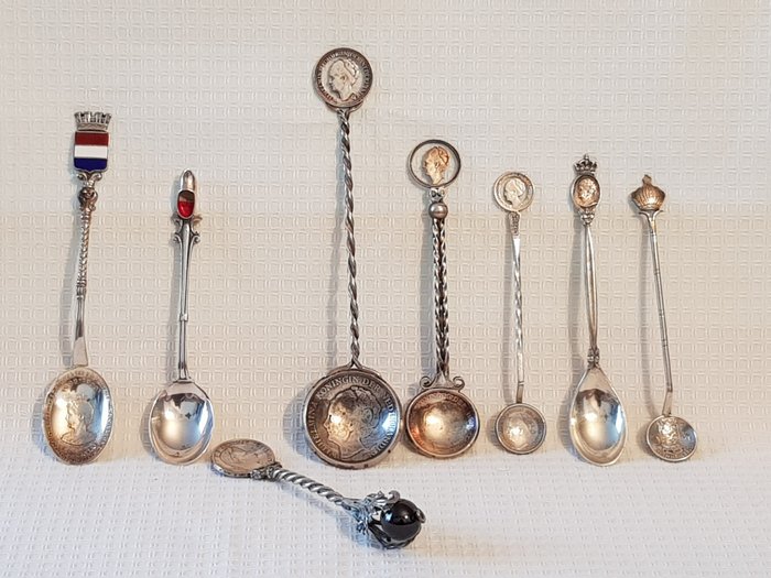 Hollandse zilver keuren, Zilver getoetst op 2e gehalte. - Spoon (8) - * Various silver spoons, including Dutch coin spoons, Royal House, Dutch Flag spoon and a - .835 silver
