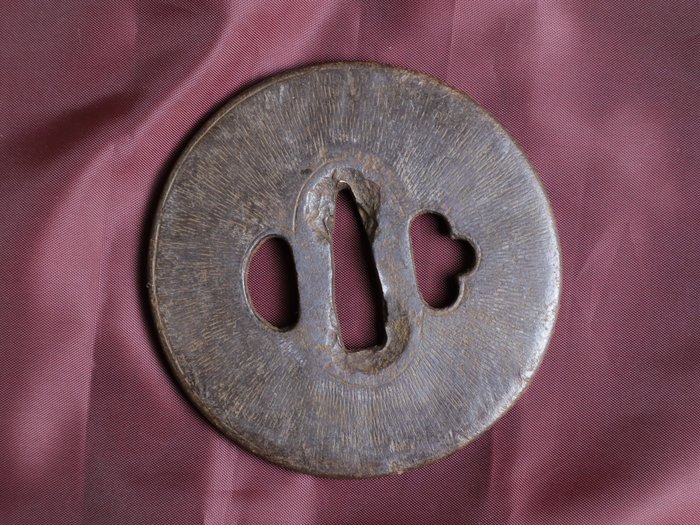 Parierstange - Eisen - Round Shaped Amida Yasuri Tsuba Design 168g with Wooden Box - Japan - Edo-Zeit (1600-1868)  (Ohne Mindestpreis)