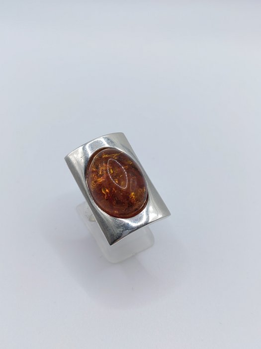 Bursztynowy pierścionek wykonany ręcznie ze srebra próby 925 z bursztynem bałtyckim - B
