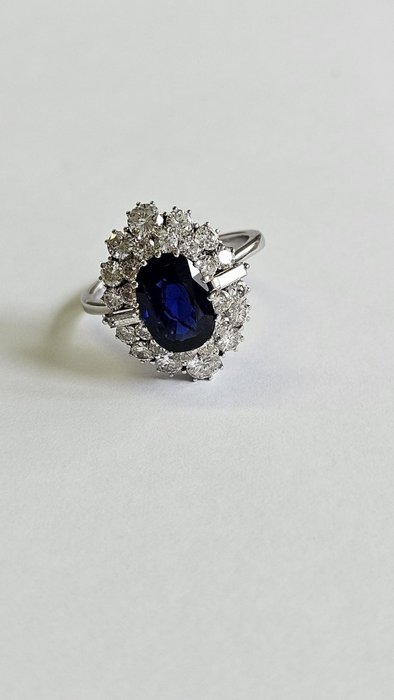 戒指 - 白金  2.46ct. 椭圆形 蓝宝石 - 钻石 
