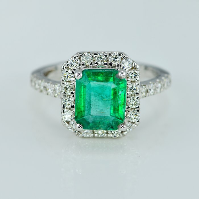 Ring - 14 kt. White gold -  2.93ct. tw. Emerald - Diamond - Emerald engagement ring