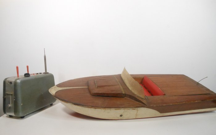 Webra  - Spielzeugboot Wooden 1960s RC Boat with Webra engine and Transmitter - 1960-1970