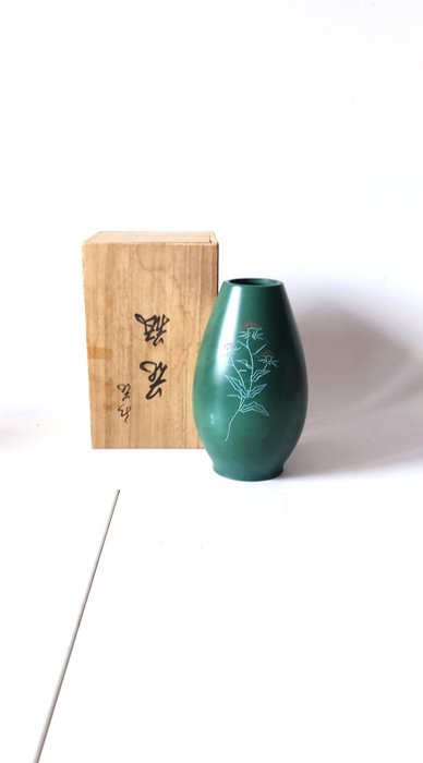 黄铜色 - 带标记的花瓶 - Shōwa period (1926-1989)  (没有保留价)