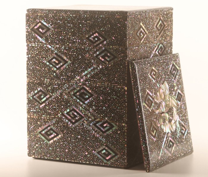 Caja - Impresionante jubako en raden con diseño de dragón, incluido tomobako con inscripción - Laca, Madera, Nácar