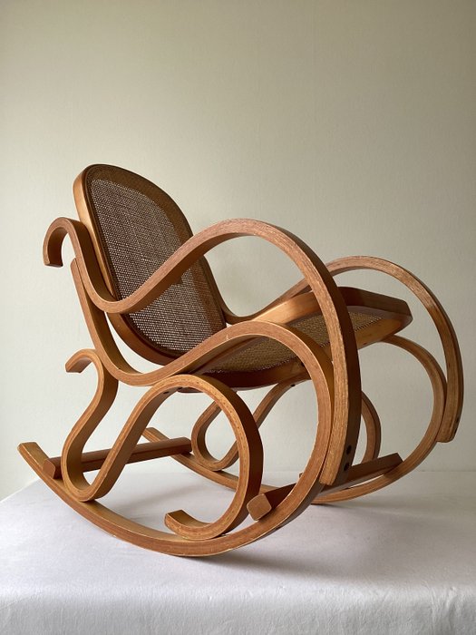 Chaise à bascule - Rocking chair enfant design vintage des années 1950 - bois de hêtre et vannerie