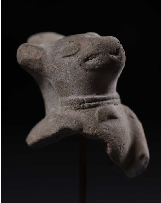 Förcolumbiansk Precolumbiansk skulptur med spansk exportlicens. Stativ och urna ingår. - 7 cm
