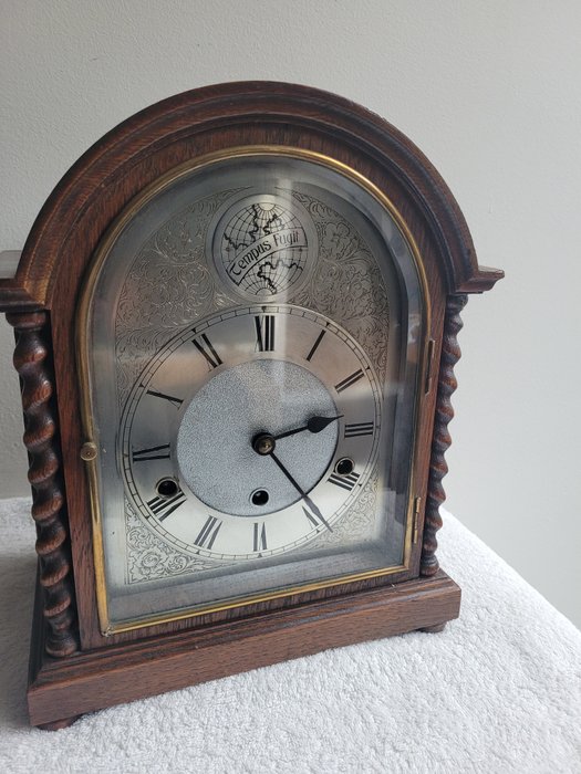 Relógios de mesa e secretária - carvalho, latão, vidro lapidado, metal prateado - 1920-1930