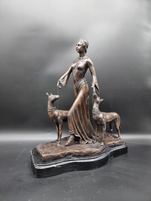 Statue, Bronze Large Lady with Dogs - Art Deco - 49 cm - Bronse, Marmor
