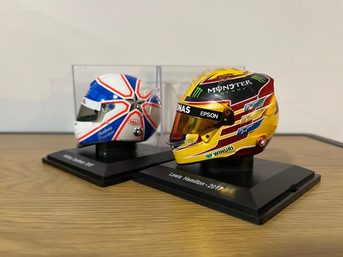 Spark 1:5 - 模型賽車 - British F1 Drivers Helmet Pack - 2017 年世界冠軍劉易斯漢密爾頓和安東尼戴維森 2007 年