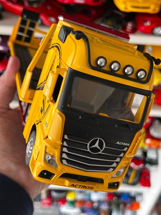 Alloy Model 1:24 - 1 - LKW-Modell - Mercedes Actros - Mit Lichtern und Soundeffekten – keine Batterien im Lieferumfang enthalten