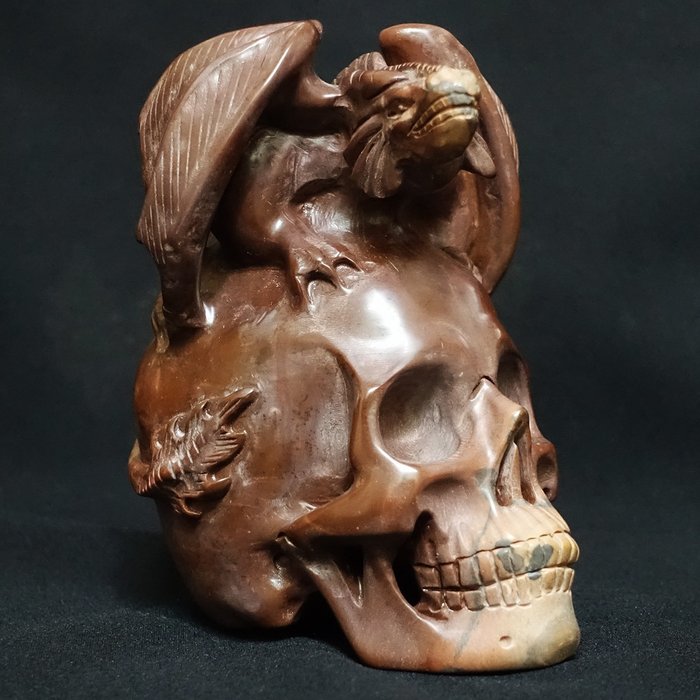 Gevleugelde draak op schedelsculptuur, met de hand gesneden in "Grasbloemsteen" Jasper - Superrealistische serie - Hoogte: 170 mm - Breedte: 130 mm- 1816 g