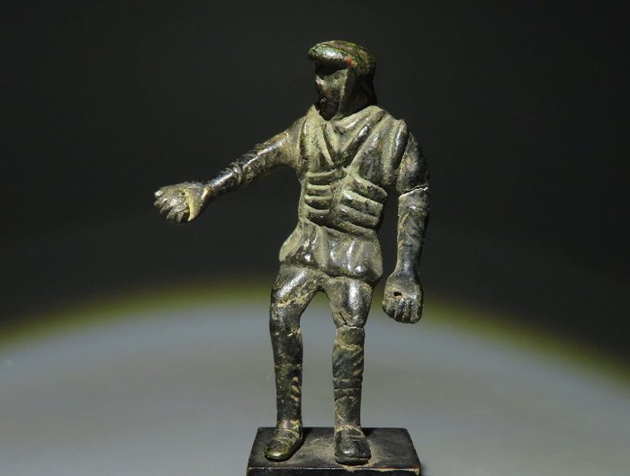 Romerska antiken Brons En legionär soldat. 1:a - 2:a århundradet e.Kr. 8,5 cm H. Spansk importlicens.