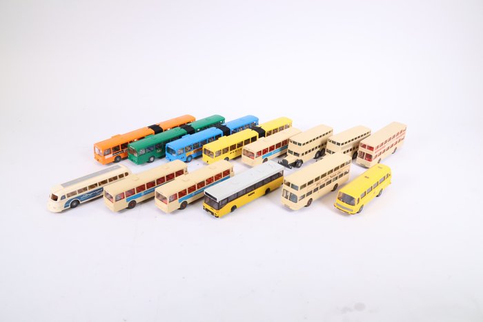 Wiking H0 - Modellvonat járművek (14) - Csomag 14 busszal, különböző márkákkal, mint például Mercedes-Benz