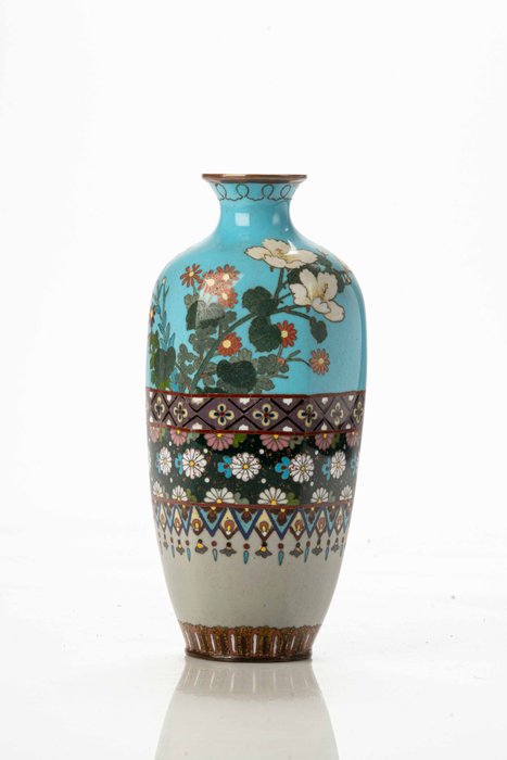 Vase - Aventurin, Bronze, Emaille, Silber, Eine Cloisonné-Vase aus Silberdraht und polychromem Email mit Blumendekor - Japan - Meiji Periode (1868-1912)