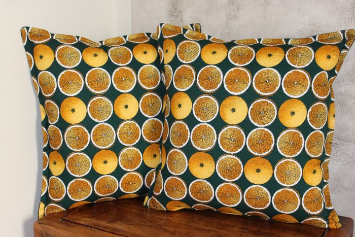 Δύο μαξιλάρια με ύφασμα Piero Fornasetti "Orange". - Μαξιλάρι
