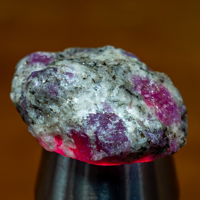 未经处理的天然红宝石晶体，缅甸 75.35克拉- 15.07 g