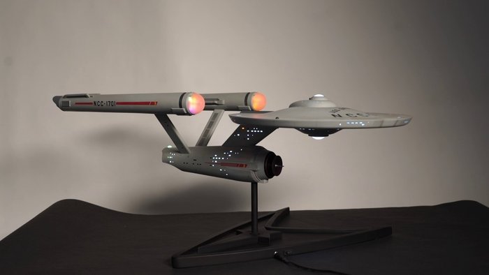 Star Trek - Master Replicas -  - 電影道具 40 週年紀念 USS Enterprise NCC-1701 - 帶燈光的大型模型 - LE 860/1250，帶鍍金