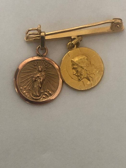 吊坠 - 黄金, 一枚 1900 年代初期的胸针，上面挂着两枚神圣的奖章，其中一枚的图案是 
